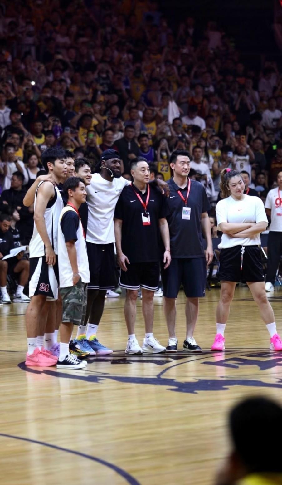 开云官网-韦世豪现身詹姆斯成都行现场，与赵睿、李梦等一同合影