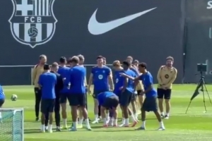 记者:训练前亚马尔与弗里克开玩笑,巴萨的训练课氛围很好